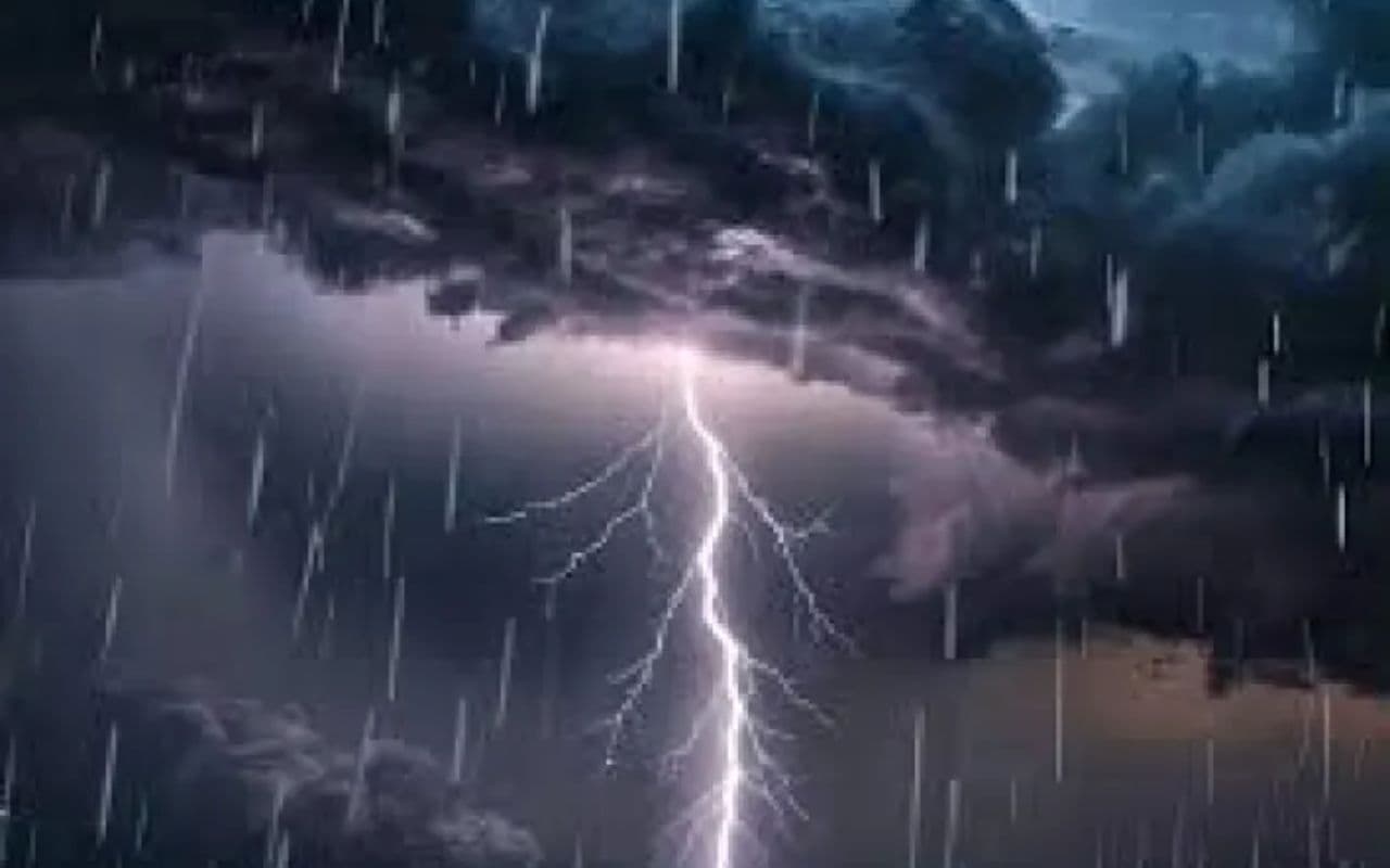 Weather Alert: अगले 24 घंटों में मूसलाधार बारिश का अलर्ट, आंधी-तूफान की चेतावनी, तेज बौछारों से गिरेगा तापमान