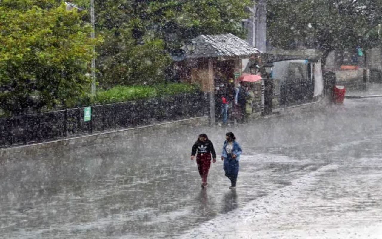 Bihar Weather: बिहार के इन जिलों में होगी बारिश, 40 KM की रफ्तार से चलेगी हवा, IMD ने जारी किया अलर्ट
