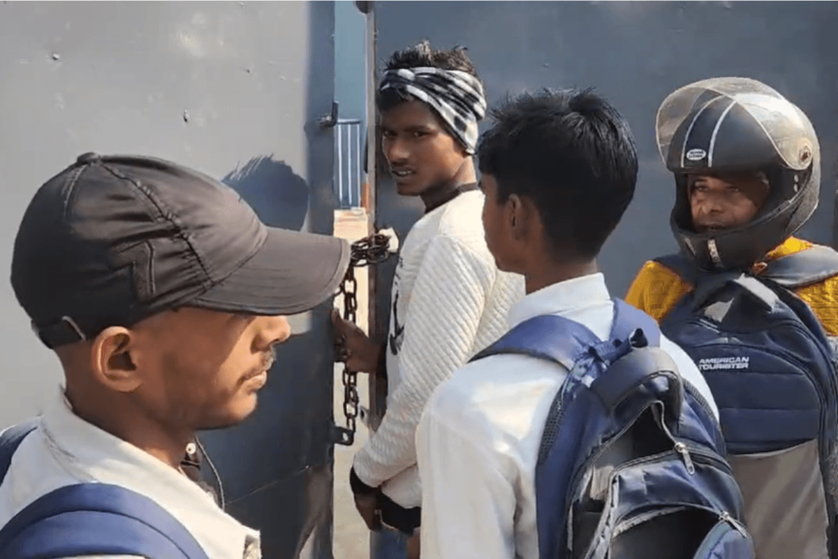 Video: 9 बजते ही बंद हो गए BSEB मैट्रिक परीक्षा केंद्रों के गेट, गार्ड से गुहार लगाते रहे छात्र