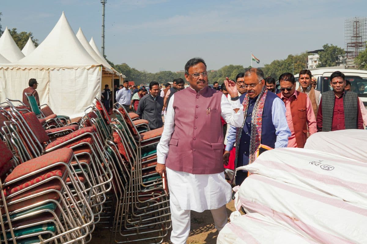Delhi CM Oath Ceremony: दिल्ली में शपथ ग्रहण की तैयारी तेज, रामलीला मैदान में लग रहे टेंट और सोफे, देखें Video