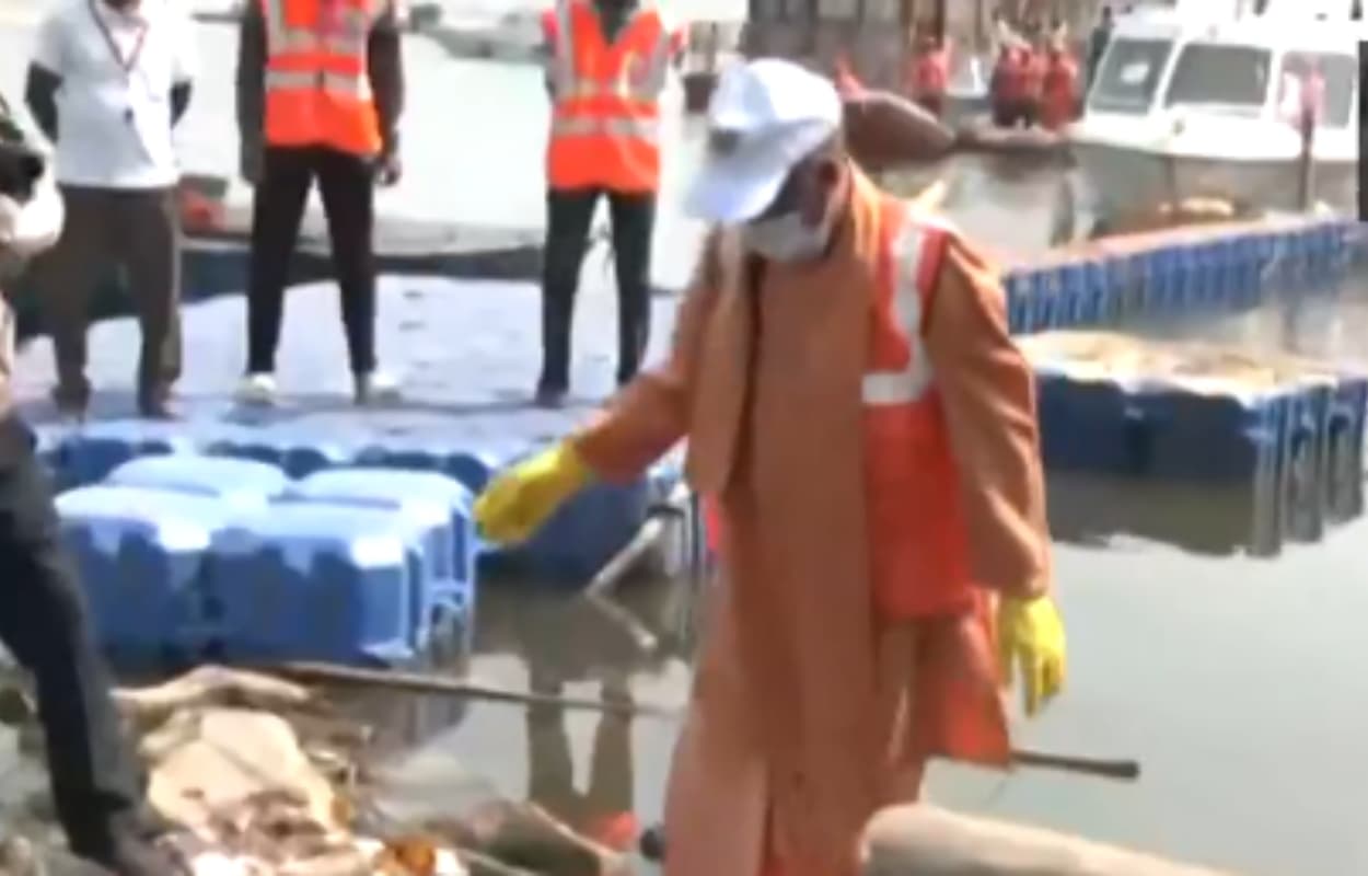 सीएम योगी पहुंचे प्रयागराज, संगम क्षेत्र में की साफ सफाई, देखें Video