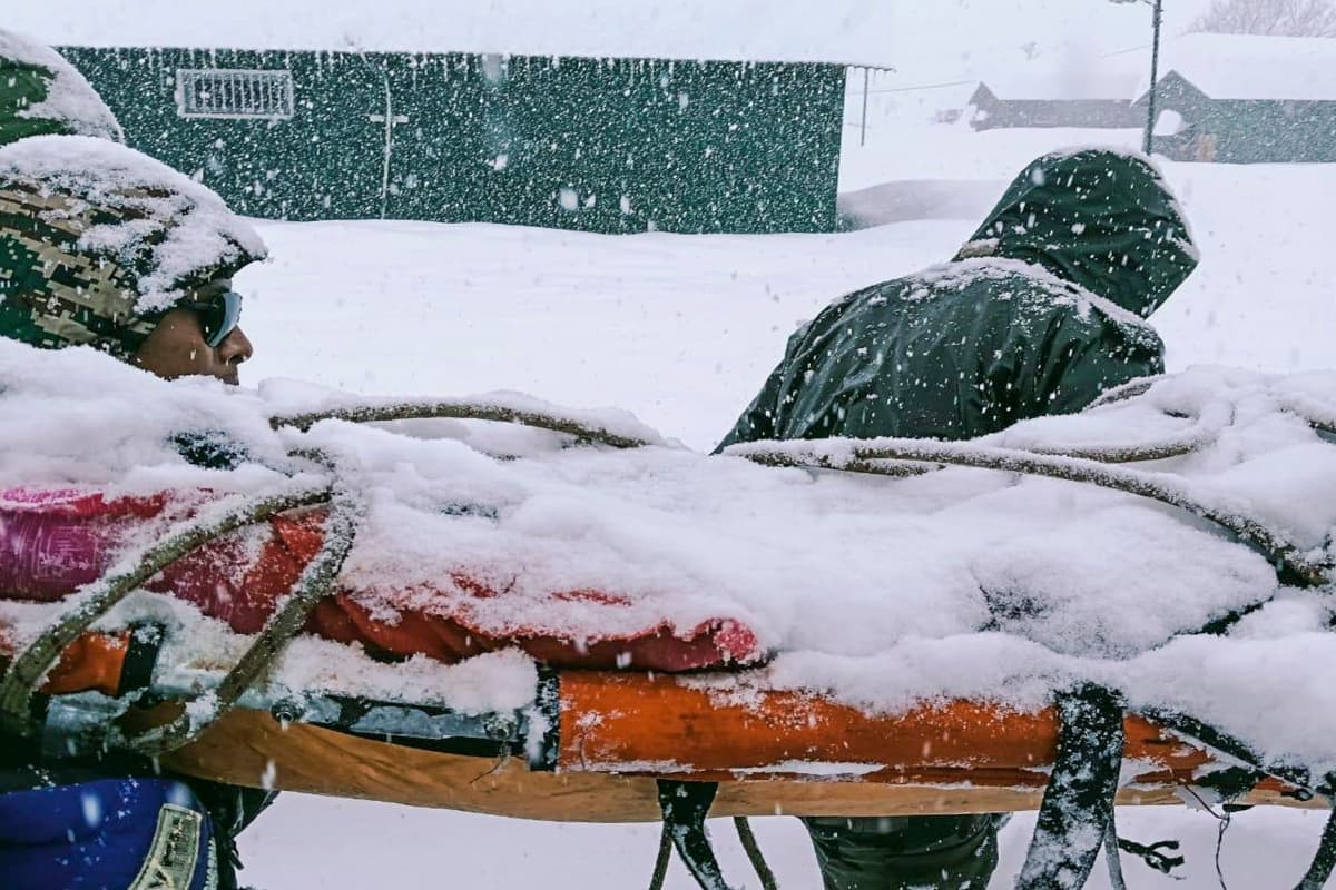 Chamoli Glacier Burst: रेस्क्यू में Snowfall के कारण हो रही मुश्किल, 10 घंटे बाद भी फंसे हैं 40 से ज्यादा मजदूर