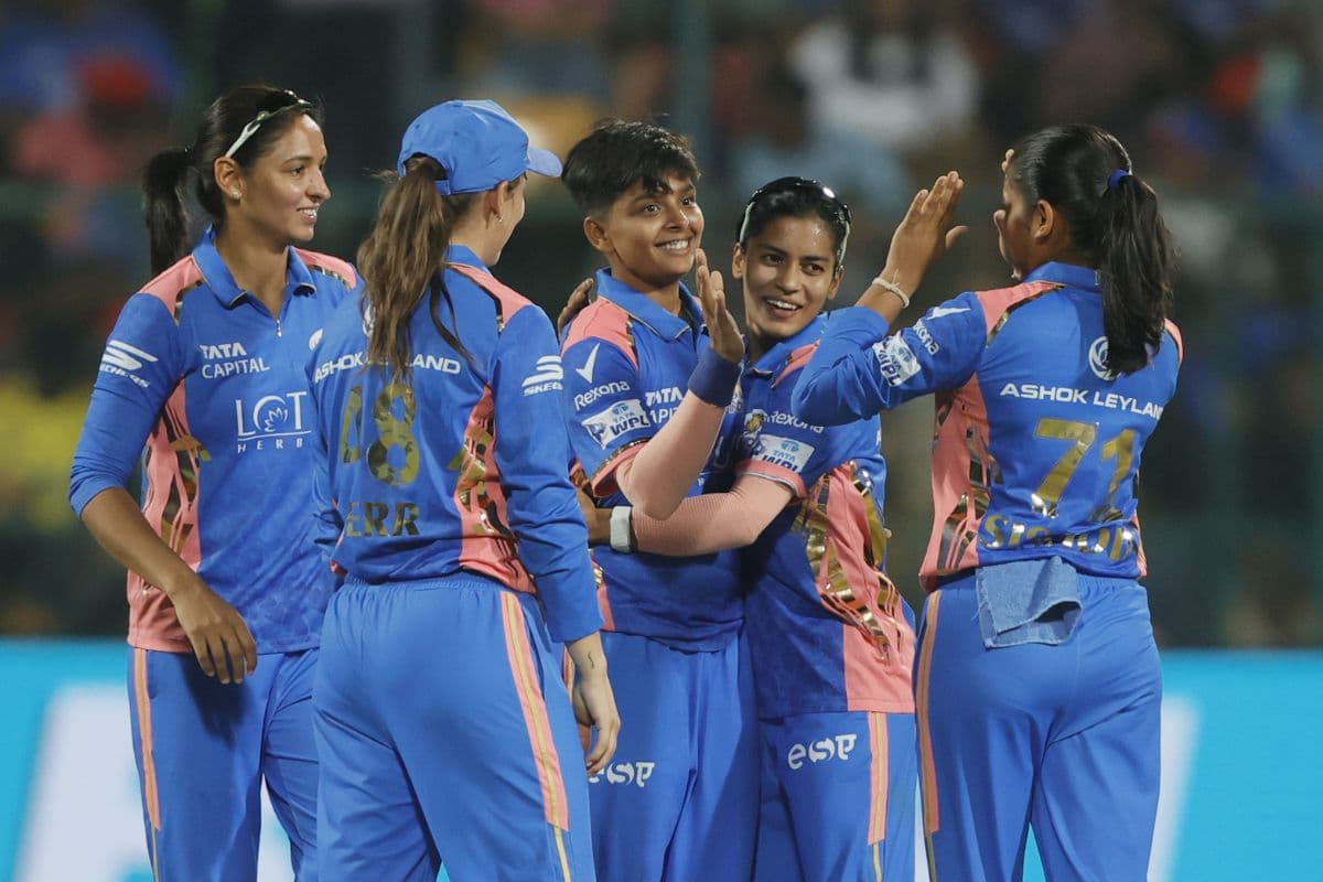 RCB vs MI: मुंबई ने रोकी बंगलुरु की हैट्रिक, सांसे रोक देने वाले मैच में चार विकेट से हराया