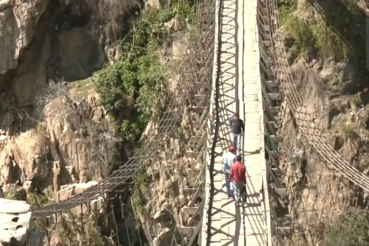 Chenab Footbridge Video: चिनाब फुटब्रिज पर चलना डेंजर, प्रशासन ने ट्रैफिक के लिए बताया असुरक्षित
