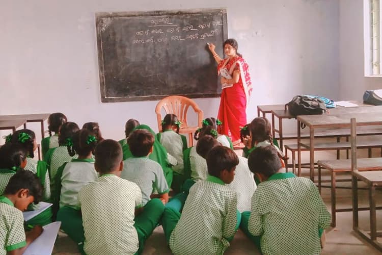 कोल्हान में ओड़िया भाषा के प्रति बढ़ रहा बच्चों का रुझान, हजारों बच्चे ले रहे हैं शिक्षा, सरकार ऐसे कर रही मदद