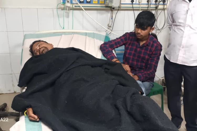 Jharkhand News: अपह्त लाल रणविजय नाथ अपराधियों के चुंगल से भागकर पहुंचे धनबाद GRP, SNMMCH में भर्ती