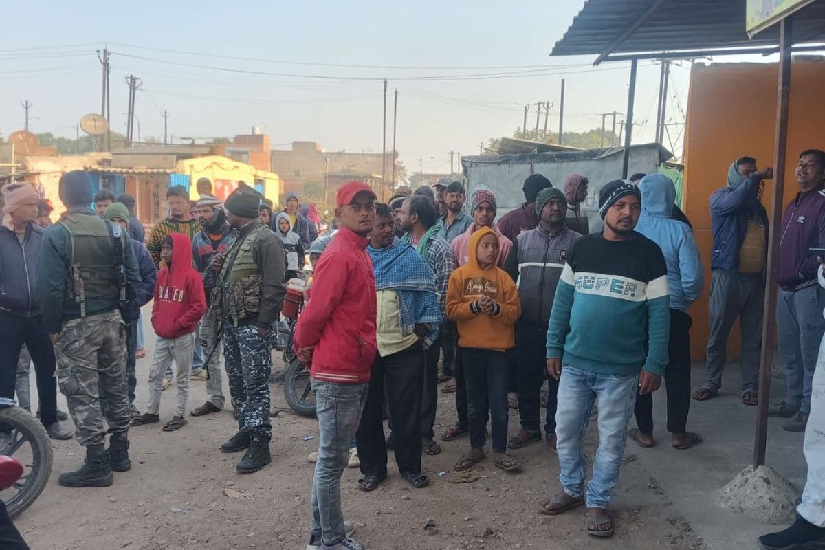 घटनास्थल पर मौजूद लोगों की भीड़