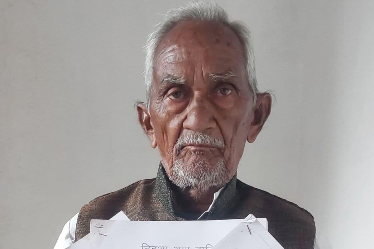 सहित्यकार धर्मेंद्र महतो ने तैयार की कुड़मालि लिपि 'कुड़माली कोड़ माला', लोगों के बीच बांट चुके हैं सैकड़ों प्रतियां