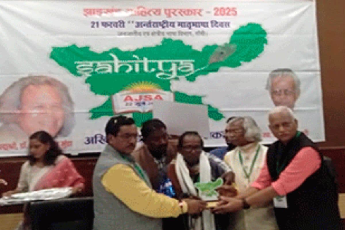 सम्मानित करते वरिष्ठ पत्रकार अनुज सिन्हा