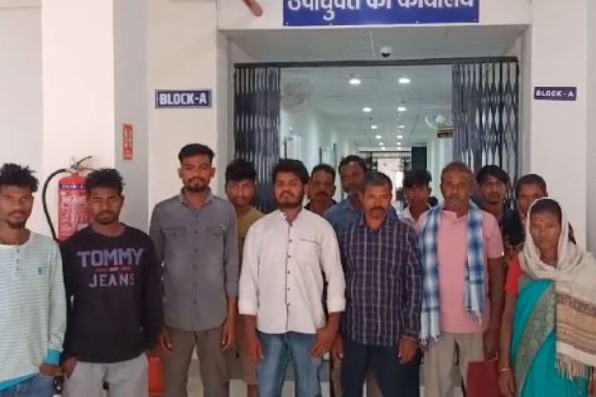 गुमला उपायुक्त कार्यालय के बाहर खड़े मजदूरों के परिजन