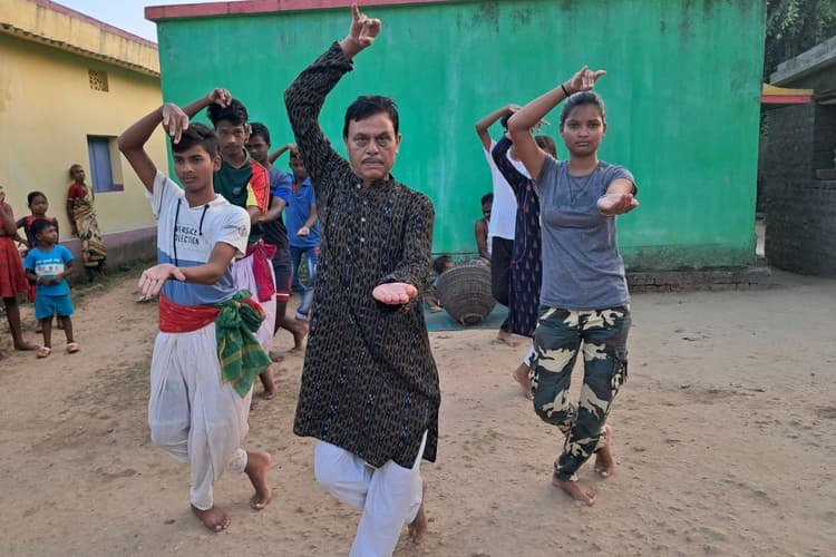 रिटायरमेंट के बाद बच्चों को फ्री में छऊ नृत्य सीखा रहे हैं गुरु विजय साहू, अब तक 150 से अधिक बच्चे ले चुके हैं शिक्षा
