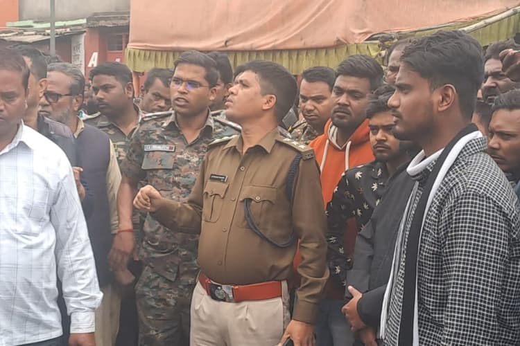 गिरिडीह में दो मजदूरों को चार पहिया वाहन ने कुचला, मौत, आक्रोशित लोगों ने की सड़क जाम