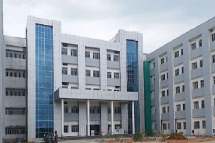 पलामू के मेदिनीराय मेडिकल कॉलेज की लाइब्रेरी में किताबों की भारी कमी, 50 से अधिक अलमीरा पड़े हैं खाली