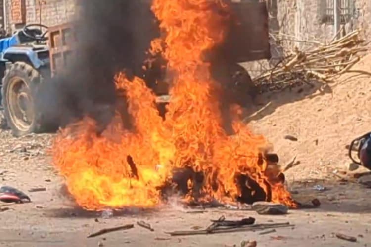 हजारीबाग में दो समुदायों के बीच हिंसक झड़प, जमकर हुई पत्थरबाजी, कई लोग चोटिल