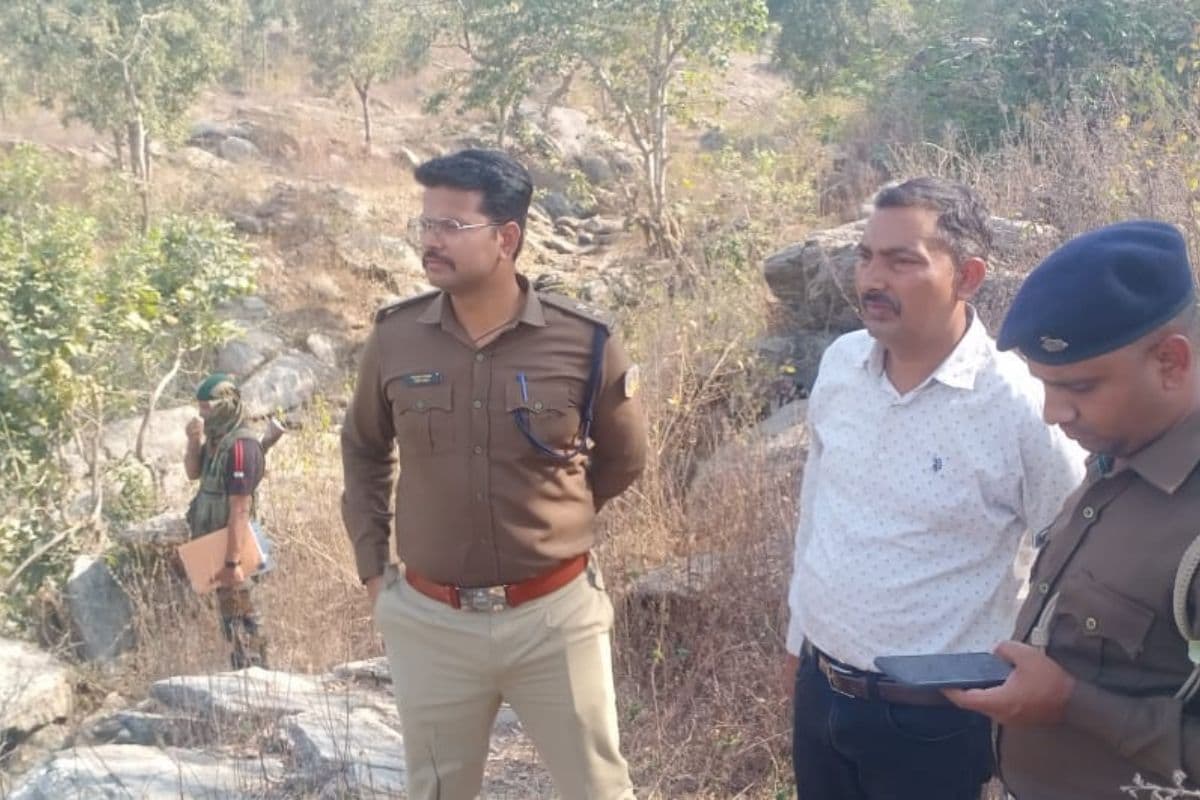 घटनास्थल पर मामले की जांच करती पुलिस