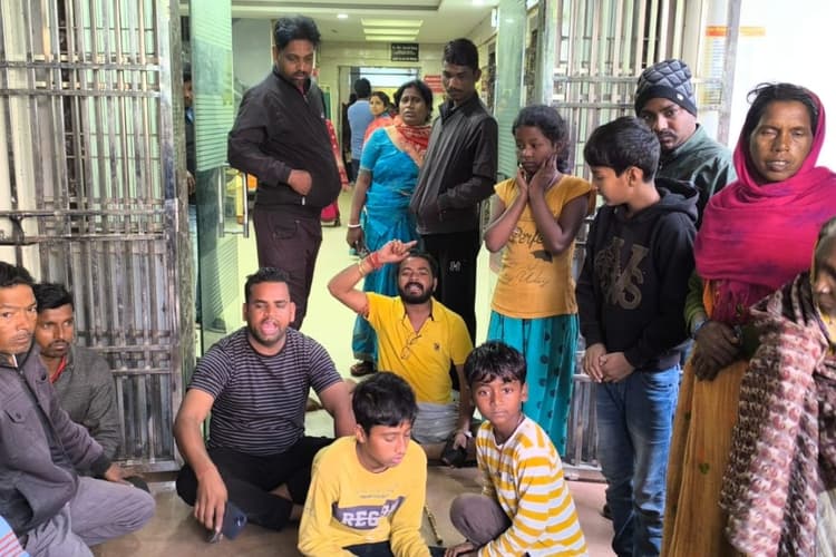 Giridih News: अस्पताल में मरीज की मौत पर परिजनों का हंगामा, मंत्री सुदिव्य सोनू को करना पड़ा हस्तक्षेप