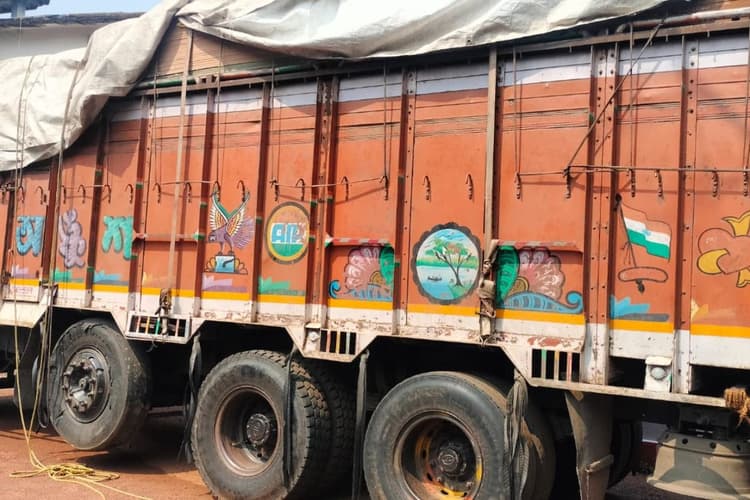 Lohardaga Crime: लोहरदगा में NCB को बड़ी सफलता, ट्रक से 5 लाख रुपये का गांजा बरामद, दो लोग हिरासत में