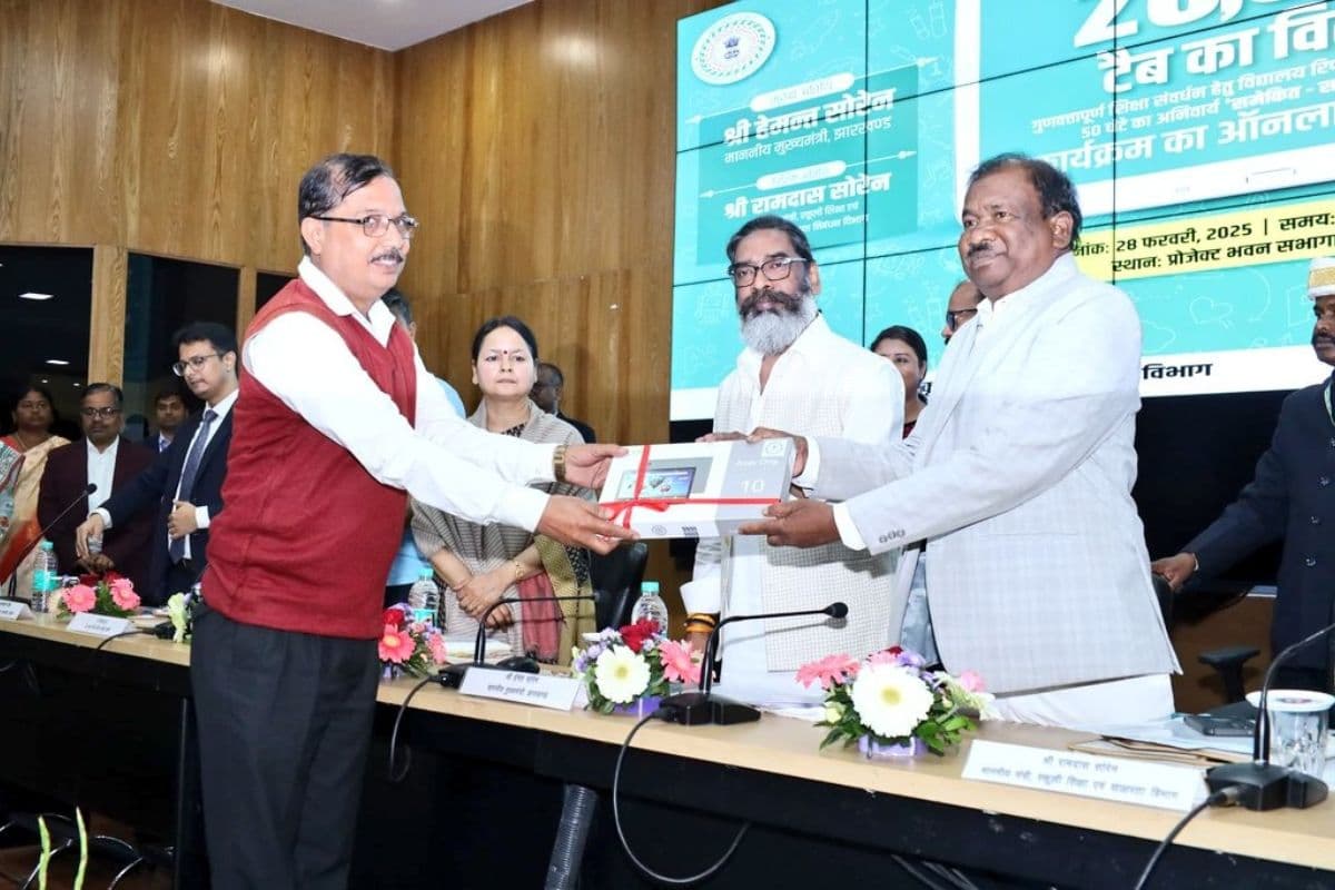 मुख्यमंत्री हेमंत सोरेन ने प्राइमरी स्कूलों को दी बड़ी सौगात, शिक्षकों के बीच 28,945 टैब का वितरण