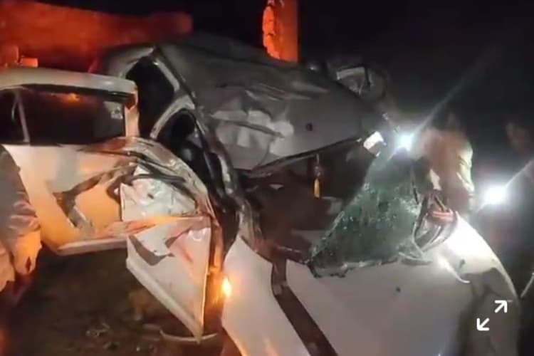 Road Accident: गिरिडीह में बिजली के खंभे से टकरायी कार, एक की मौत, दो की हालत गंभीर
