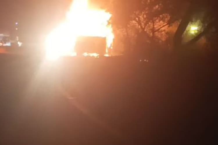 Jharkhand News: प्रयागराज जा रही बस में लगी आग, महाकुंभ स्नान के लिए रांची से निकले थे श्रद्धालु