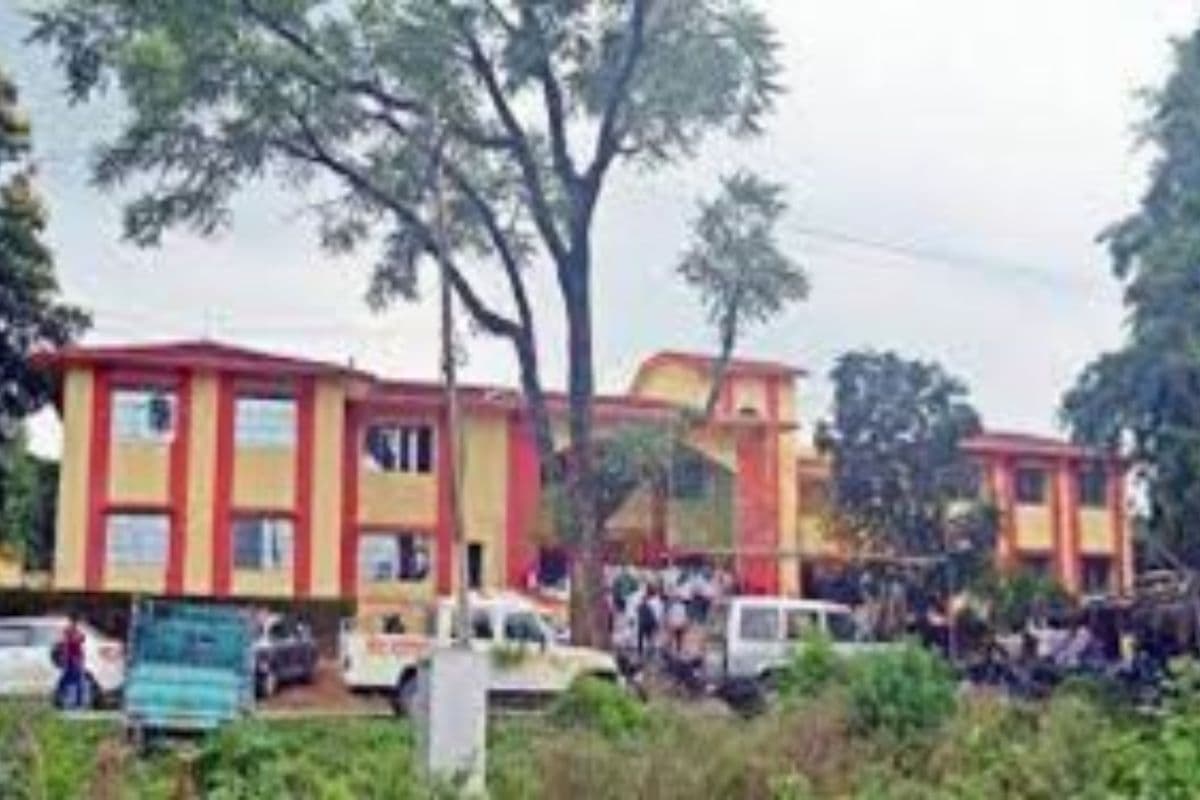 बाघमारा प्रखंड के 34 पंचायत सेवकों को बीडीओ ने दिया स्पष्टीकरण, सरकारी काम में लापरवाही का आरोप