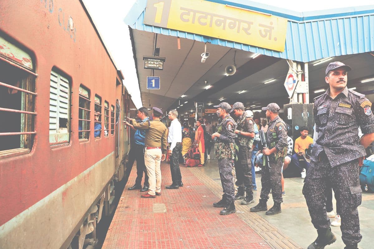 Delhi Station Stampede: दिल्ली भगदड़ से सबक, कोरस कमांडो ने झारखंड के इस स्टेशन पर संभाला मोर्चा