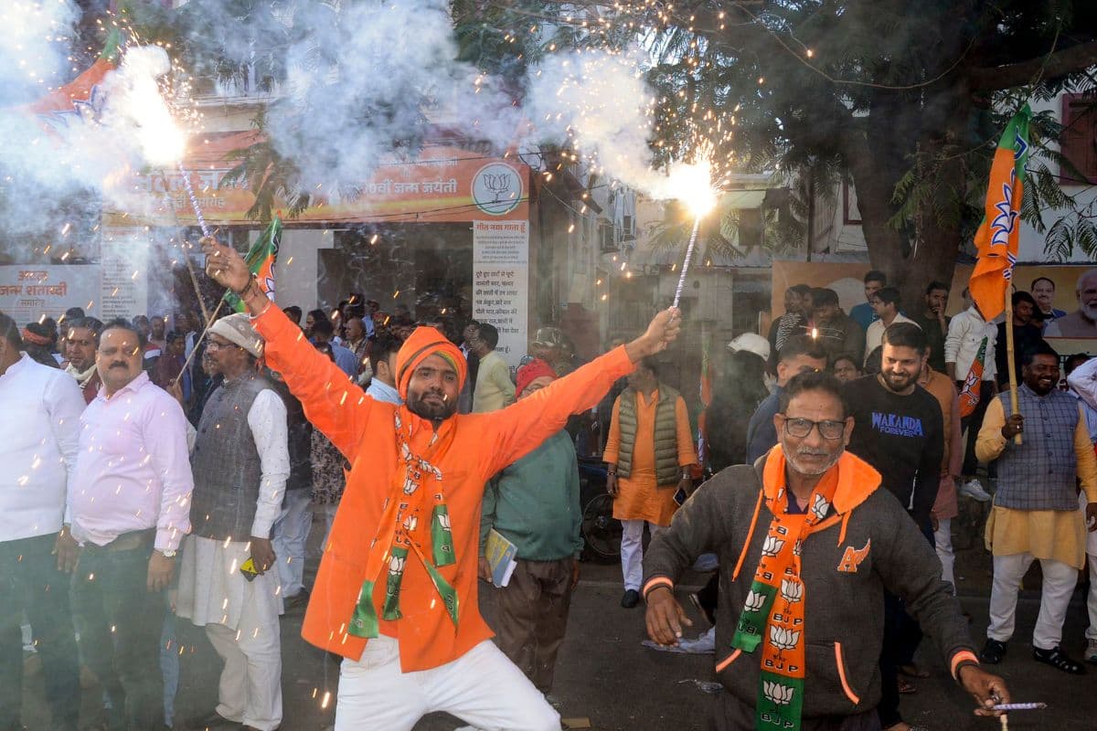 Delhi Vidhan Sabha Election Results 2025: दिल्ली में बीजेपी की प्रचंड जीत, 48 सीटों पर लहराया परचम, 62 से 22 पर सिमटी AAP