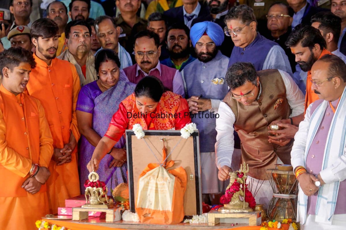 Delhi Cabinet Portfolio: दिल्ली में विभागों का बंटवारा, सीएम रेखा गुप्ता संभालेंगी वित्त, प्रवेश PWD, जानें किसके पास गया गृह मंत्रालय