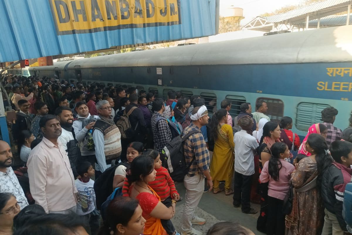 Mahakumbh 2025 Crowd: महाकुंभ जानेवाले यात्रियों का उमड़ा सैलाब, इस ट्रेन में पैर रखने तक की जगह नहीं