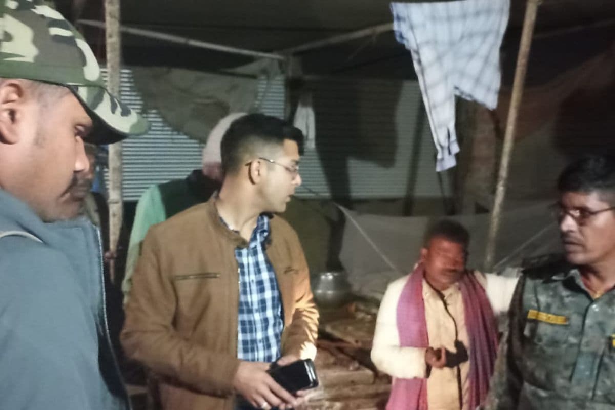 Dhanbad Crime: धनबाद में बाइक सवार अपराधियों ने की अंधाधुंध फायरिंग, गोली लगने से दो मजदूर घायल