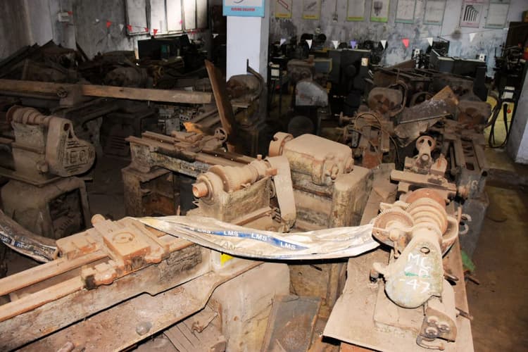 धनबाद ITI के 1000 स्टूडेंट्स का भविष्य दांव पर, AI के जमाने में 63 साल पुरानी मशीनों से ले रहे ट्रेनिंग