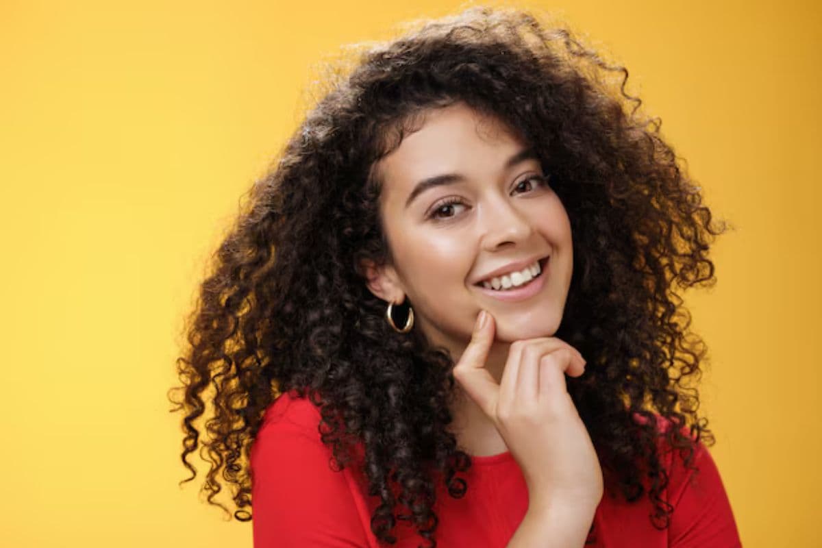 Hair Care Tips: क्या आपके भी बाल घुंघराले हैं? ऐसे करें देखभाल, पाएंगें बेस्ट और चमकदार कर्ल्स