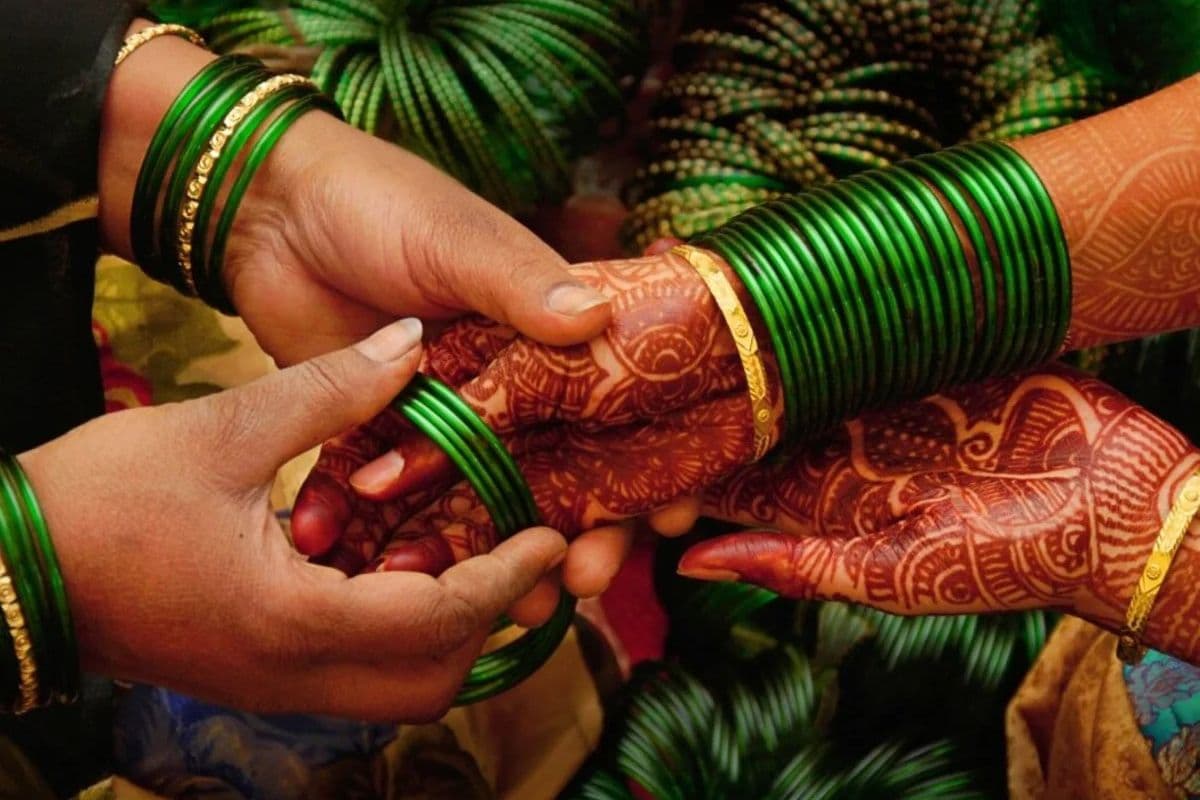 Hindu Women Traditions: चूड़ियों के टूटने पर ध्यान रखें ये खास बातें, ताकि न हो अशुभ प्रभाव