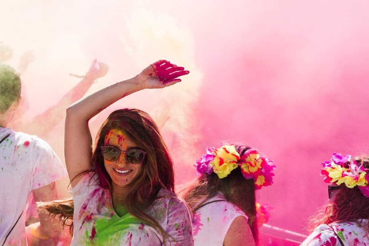 होली पर बंपर डिस्काउंट पाने के लिए हो जाएं तैयार, जानें कहां और कैसे उठा सकेंगे फायदा