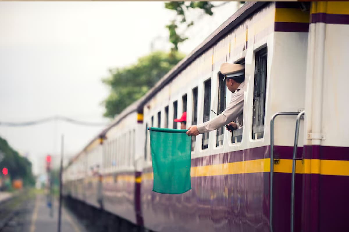 होली पर घर जाना हुआ आसान! रेलवे ने शुरू की स्पेशल ट्रेन, जानें पूरा शेड्यूल