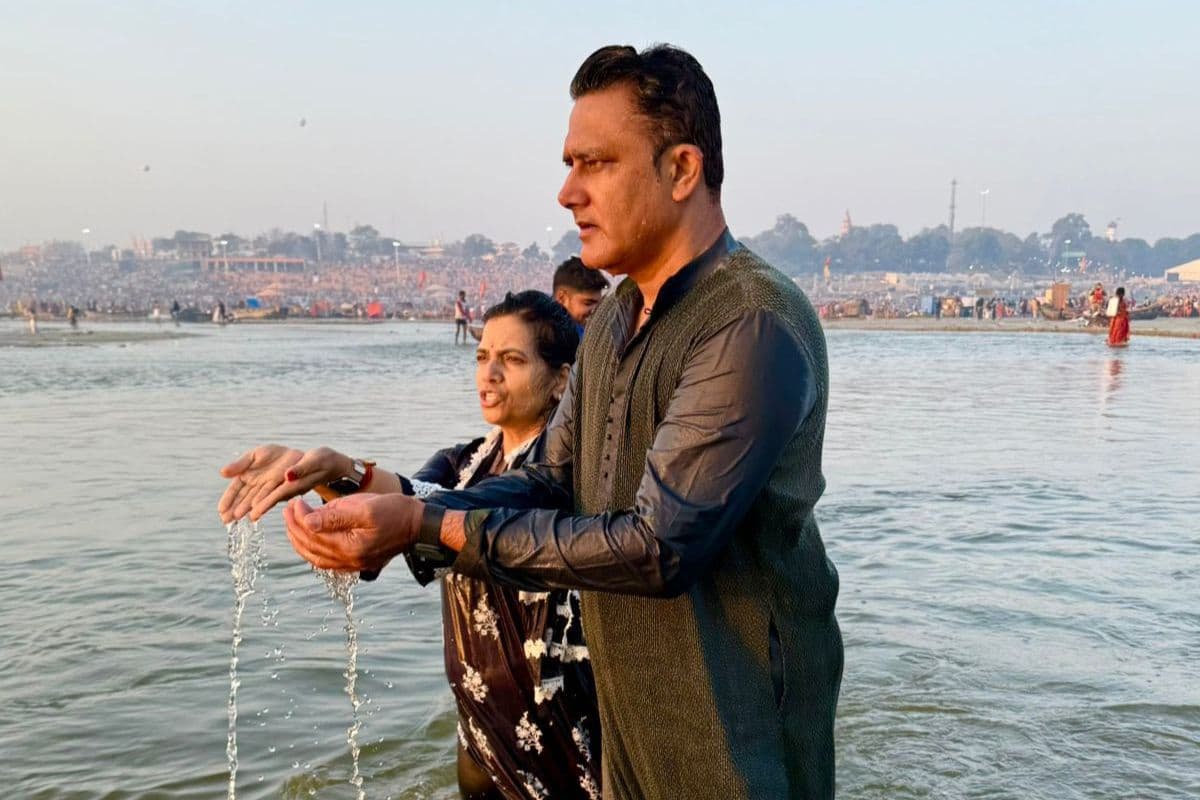 महाकुंभ में पत्नी के साथ पहुंचे कुंबले, माघ पूर्णिमा पर स्नान कर साझा की तस्वीरें