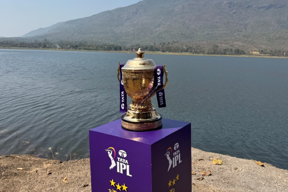 IPL Trophy Tour 2025: जमशेदपुर पहुंची आईपीएल की ट्रॉफी, फैंस ने किया भव्य स्वागत