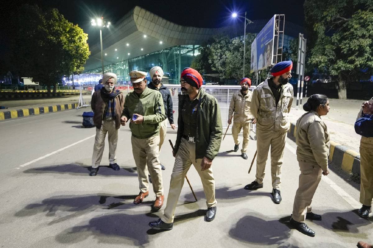 Illegal Immigrants : मर्डर कर भागे थे अमेरिका, विमान से उतरते ही पुलिस ने दबोचा