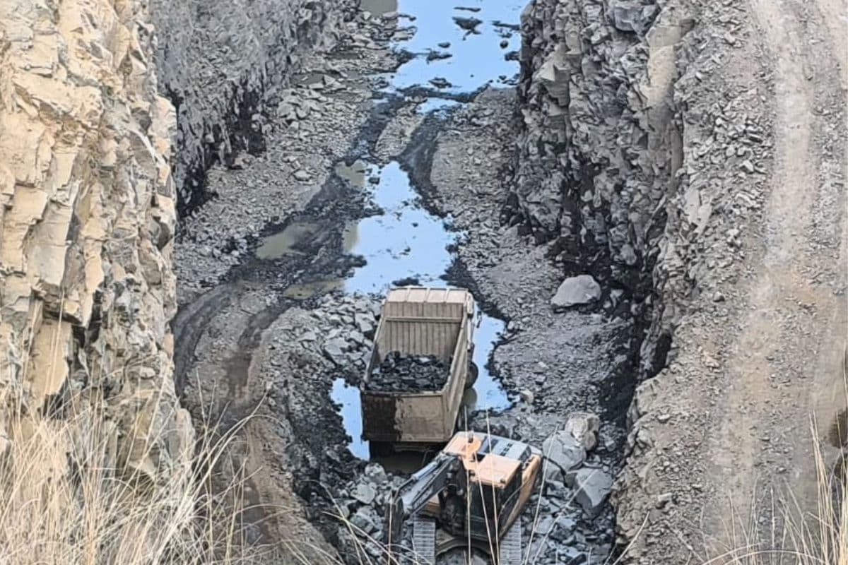 झारखंड में हेमंत सोरेन सरकार का आदेश ताक पर, धड़ल्ले से अवैध पत्थर उत्खनन पर एक्शन, रद्द होगा खनन पट्टा