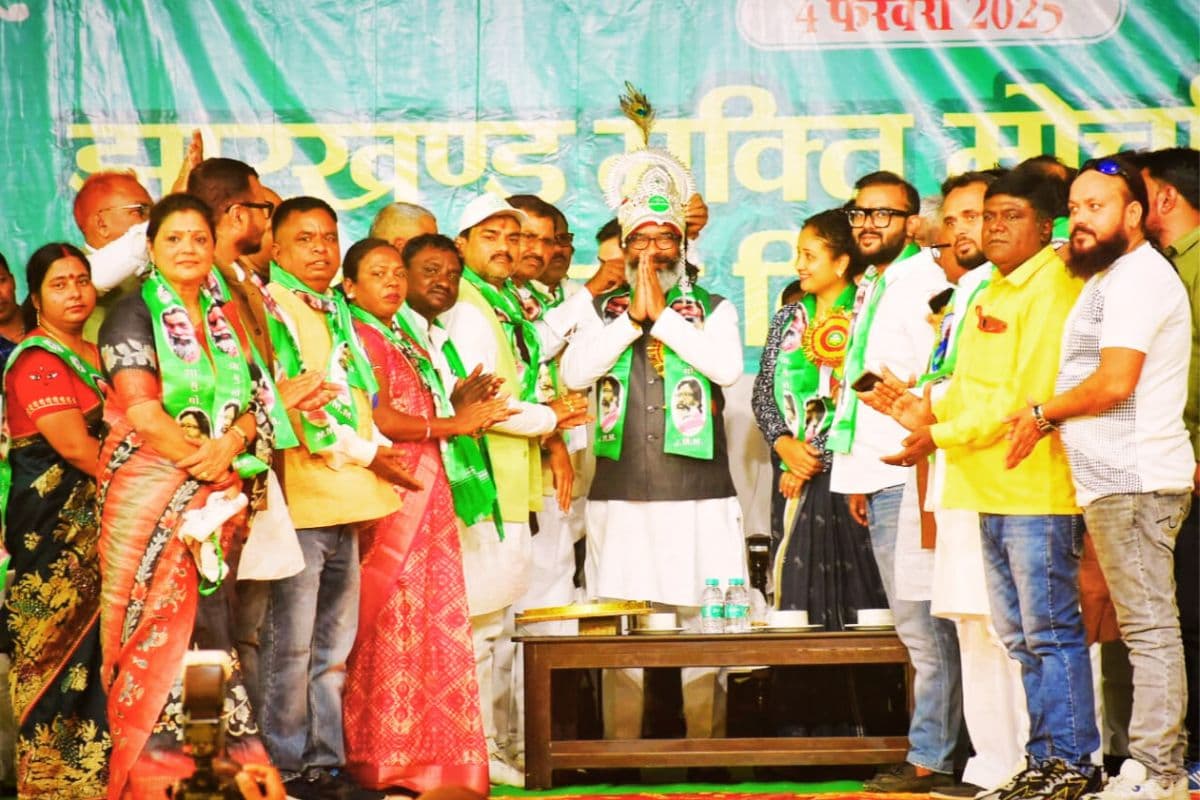 झामुमो स्थापना दिवस पर हेमंत सोरेन को पहनाया चांदी का मुकुट, सुनैना किन्नर JMM में शामिल