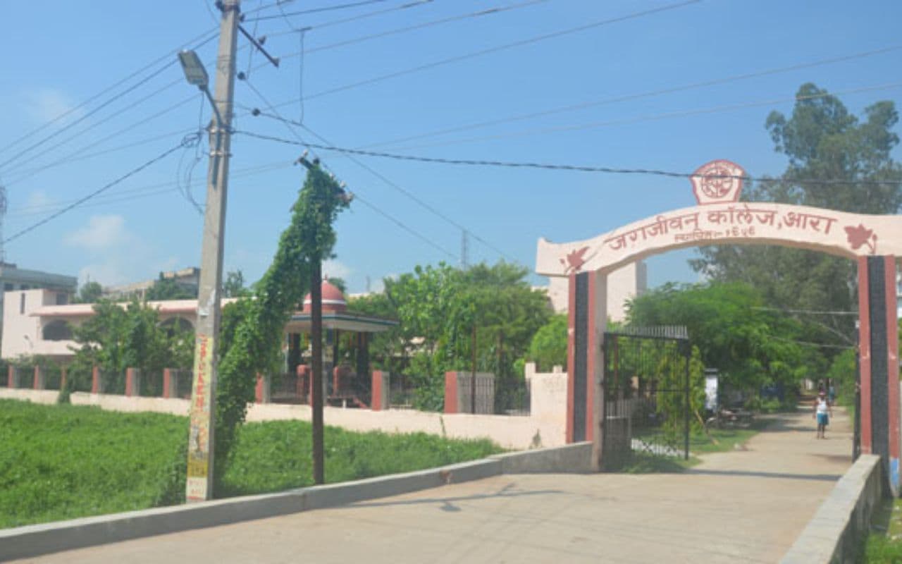 Video: बिहार के इस जिले में परीक्षार्थियों को लाइन में खड़ा कर पीटा गया, पुलिसकर्मी सस्पेंड