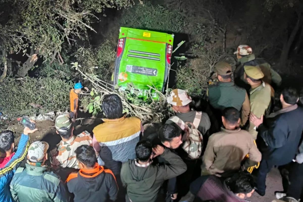 Jammu Bus Accident: वैष्णो देवी से लौट रही बस खाई में गिरी, बड़ा हादसा टला, 17 घायल
