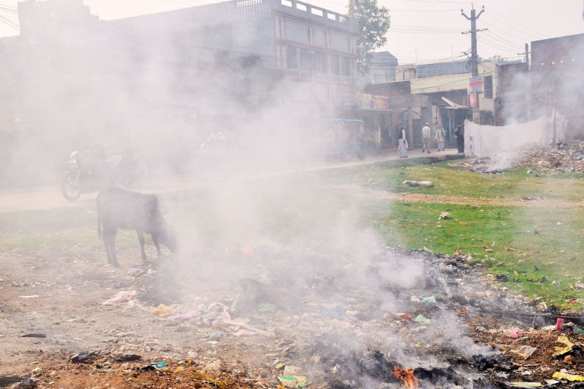 Jharkhand News: यहां कचरे को साफ नहीं किया जाता, लगा देते हैं आग