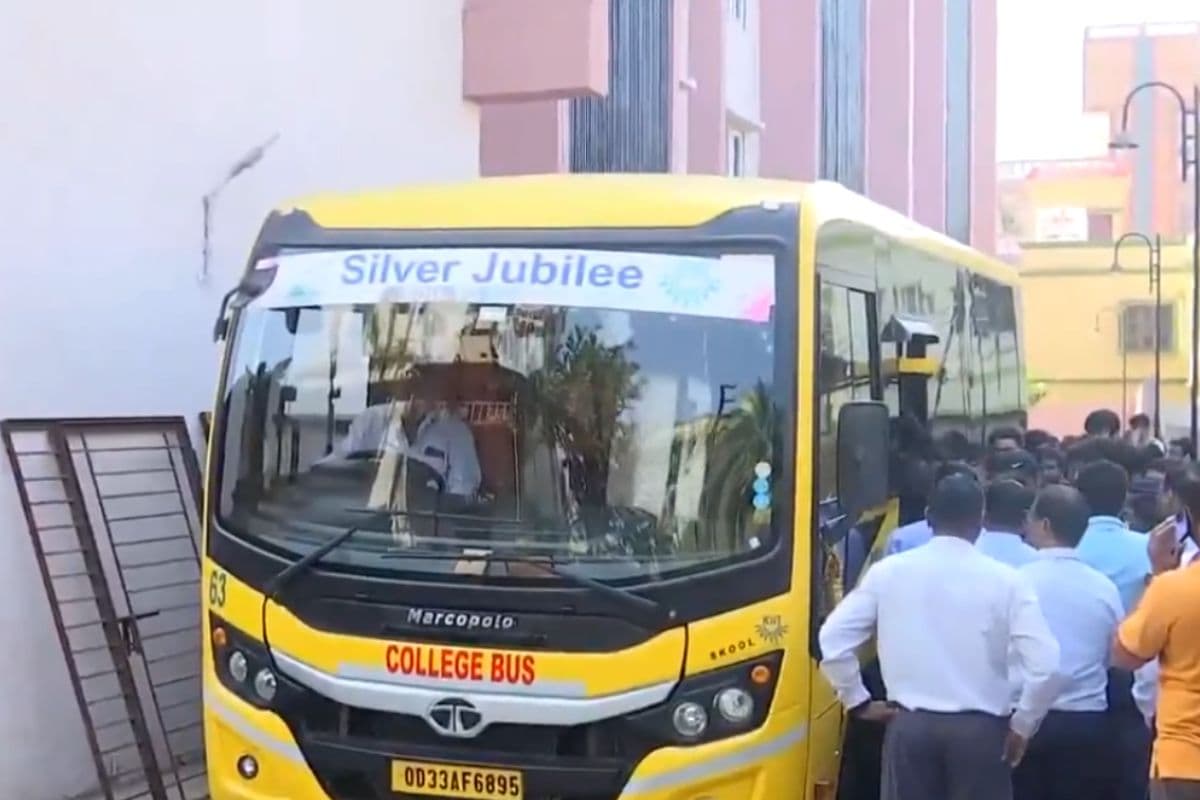 KIIT Student Suicide: KIIT के हॉस्टल में मृत पाई गई नेपाली छात्रा, कैंपस छोड़ जाने लगे छात्र, ओली ने कर दी ऐसी मांग