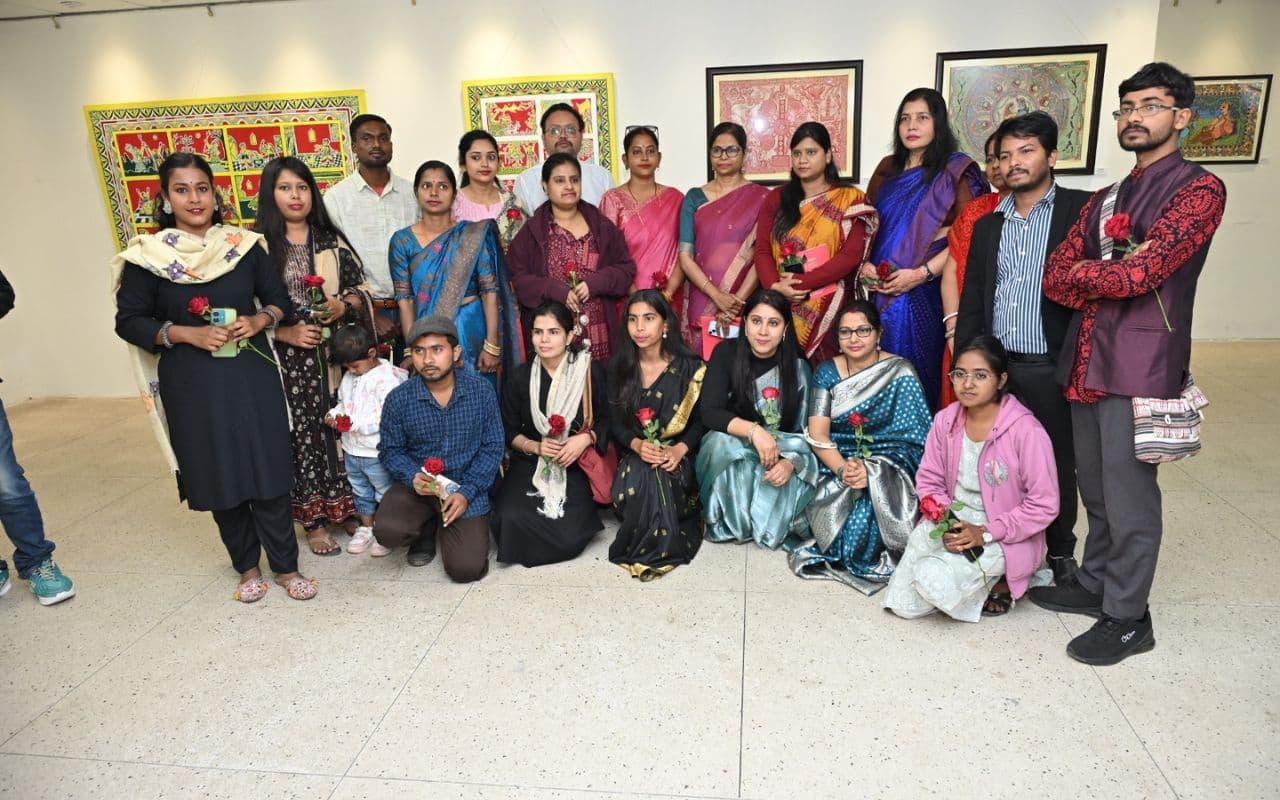 बिहार ललित कला अकादमी के कला दीर्घा में ‘कला मंगल’ प्रदर्शनी का हुआ उद्घाटन, कैटलॉग का हुआ लोकार्पण