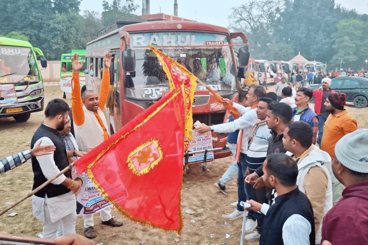 Mahakumbh 2025: ट्रेन न तो बस सही… बस कैसे भी पहुंच जाएं महाकुंभ, समस्तीपुर से 200 लोगों का जत्था रवाना