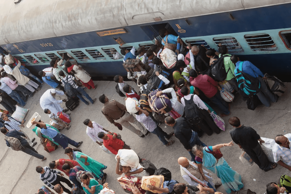 Bihar News: ट्रेन का गेट नहीं खुला तो तोड़ दिया दरवाजा, टूटे शीशे से घुस गए यात्री, महाकुंभ जाने के लिए अब भी मारामारी