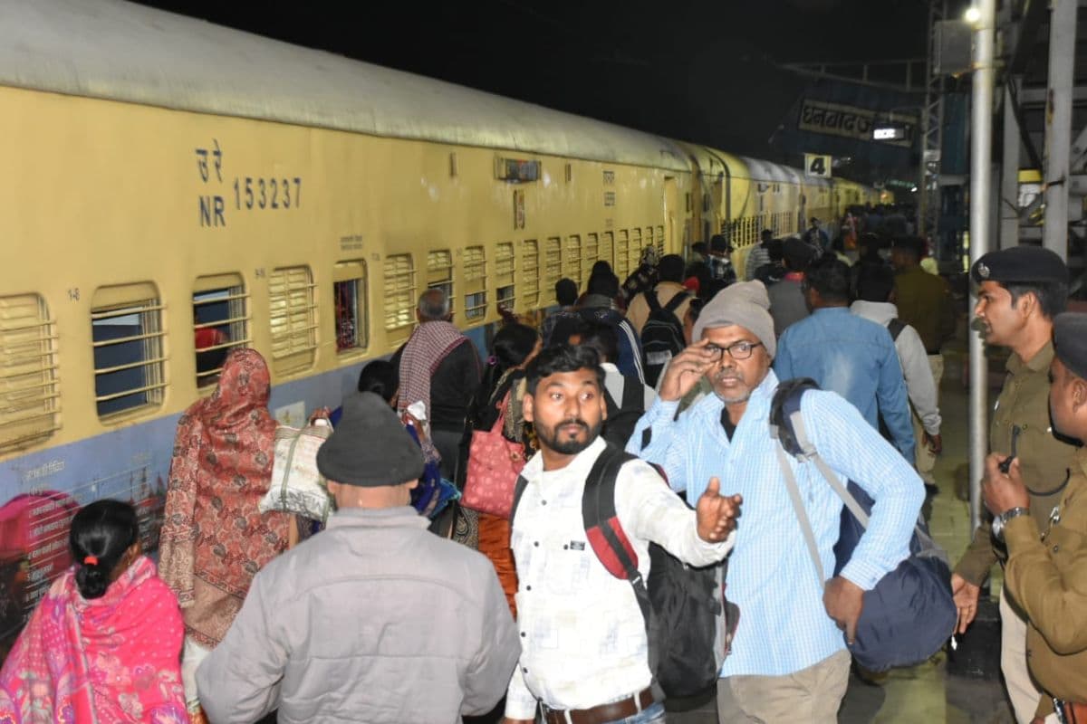 Indian Railways: बख्तियारपुर जंक्शन पर मचा हंगामा, ओवरहेड वायर पर चढ़ गया युवक