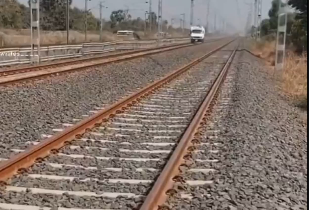 कुंभ जाने का निकाला अनोखा तरीका, हंसते-हंसते पागल हो जाएंगे आप! देखें वीडियो