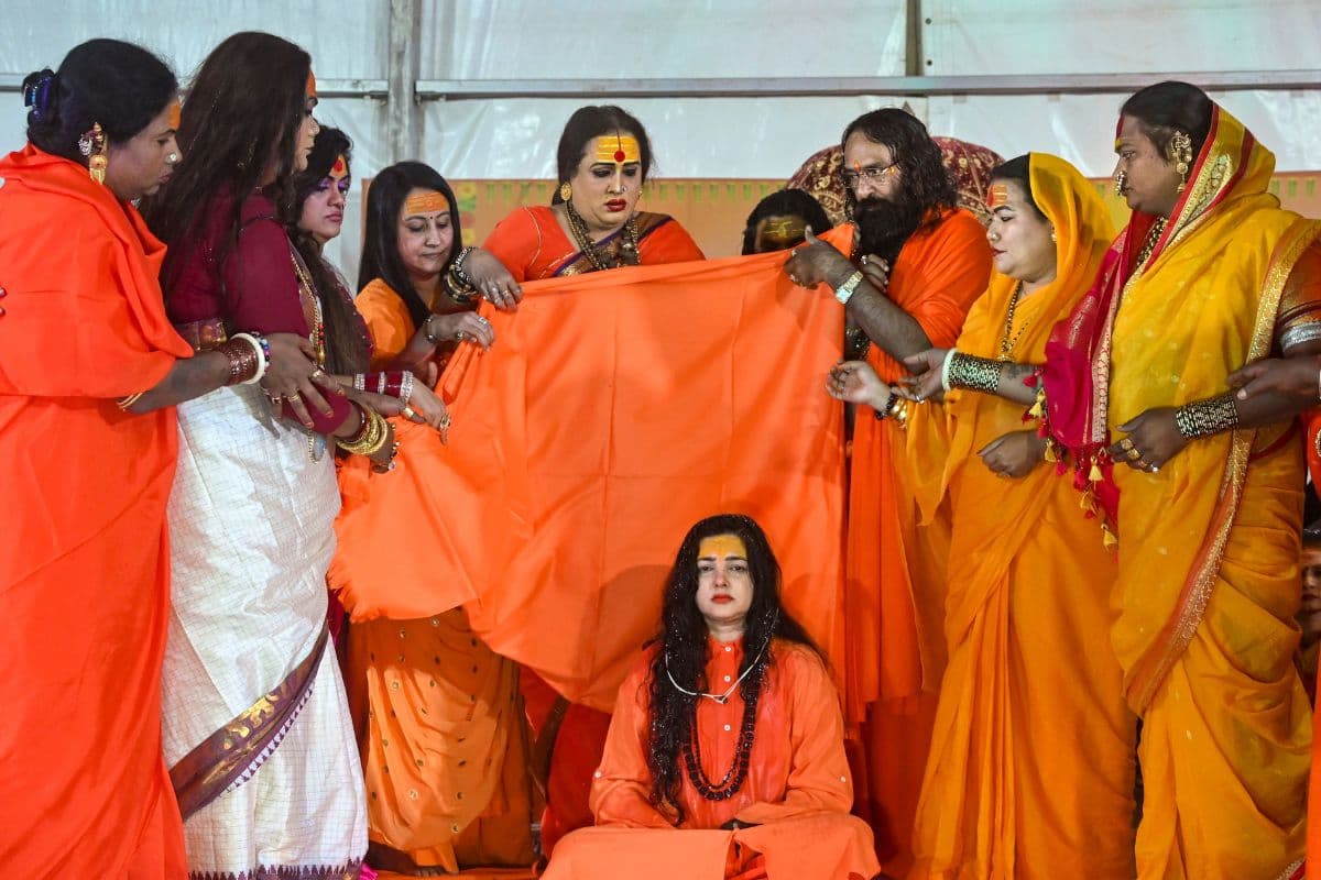 धीरेंद्र शास्त्री का नाम सुनते ही भड़कीं ममता कुलकर्णी, बाबा रामदेव पर कर दी ऐसी टिप्पणी